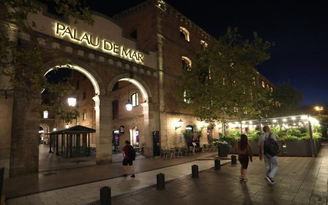 El Palau de Mar estrena unas nuevas luces que destacan sus características arquitectónicas