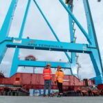 APM Terminals Valencia completa con éxito el traslado de sus dos nuevas grúas STS Triple-E al muelle de Levante.